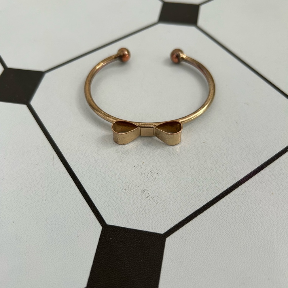 Elegant Gold Bow Bracelet